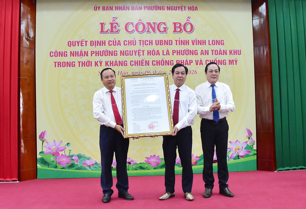 Phó Bí thư Tỉnh uỷ- Lâm Minh Đằng (bên phải) trao quyết định cho lãnh đạo phường Nguyệt Hóa.