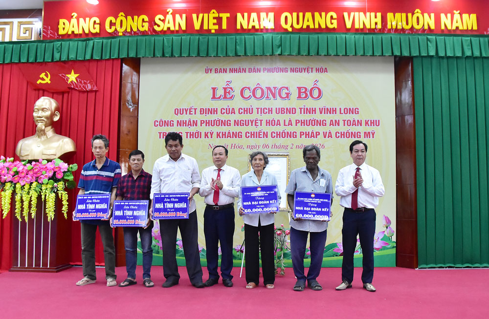 Lãnh đạo phường Nguyệt Hóa trao bảng tượng trưng nhà tình nghĩa, nhà đại đoàn kết cho các gia đình.