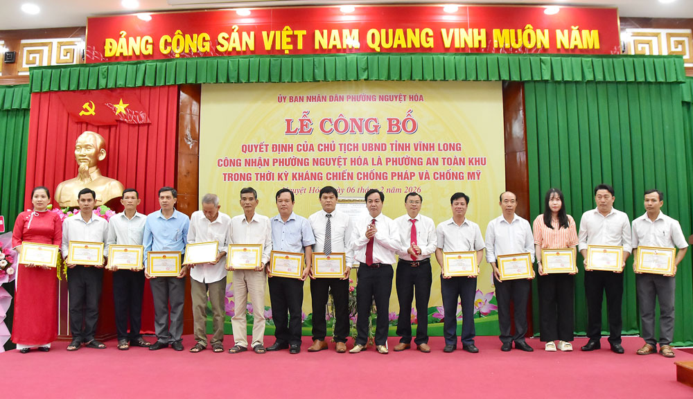 Tặng giấy khen cho các cá nhân.