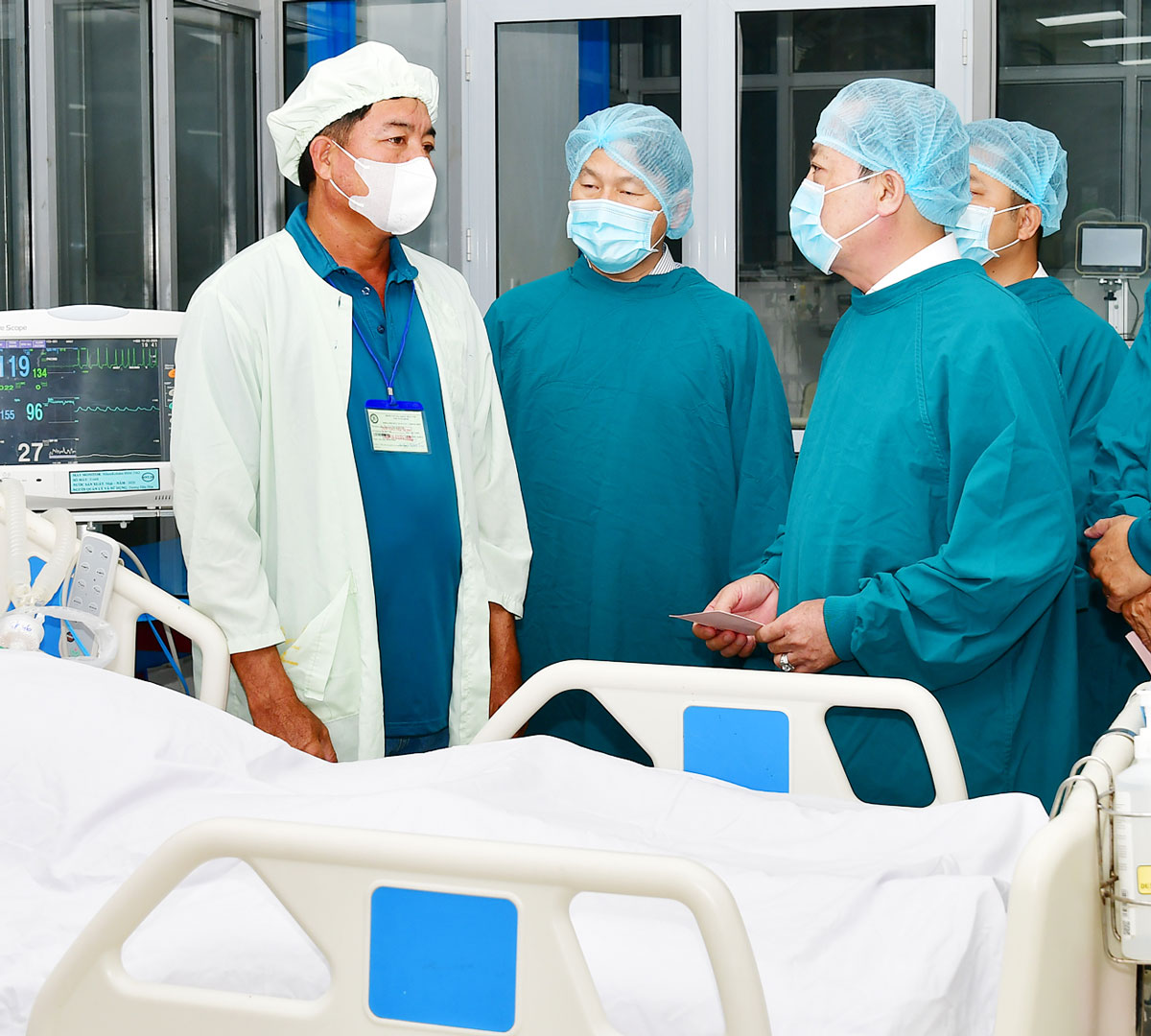 Đồng chí Lâm Minh Đằng- Phó Bí thư Tỉnh ủy (phải) thăm hỏi, tặng quà thân nhân bệnh nhân đang điều trị tại BVĐK Trà Vinh đêm giao thừa.