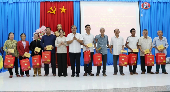  Phó Bí thư Tỉnh ủy- Kim Ngọc Thái tặng 320 phần quà Tết cho gia đình chính sách