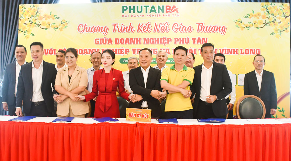 Các doanh nghiệp ký kết các biên bản ghi nhớ hợp tác tại chương trình.