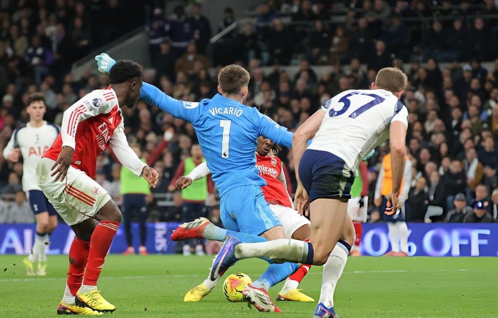 Eberechi Eze ghi bàn thứ hai vào lưới Tottenham (Ảnh: Getty).