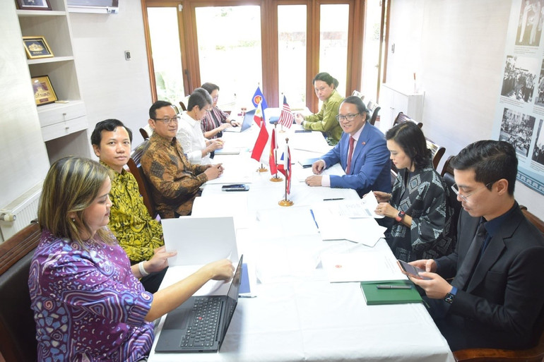 Đại sứ Nguyễn Việt Cường chủ trì phiên họp tổng kết nhiệm kỳ và chuyển giao cương vị cho Đại sứ Indonesia.(Ảnh do Đại sứ quán Việt Nam tại Chile cung cấp)