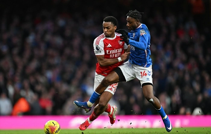 Arsenal thắng đậm Sunderland, tăng khoảng cách với Man City lên 9 điểm