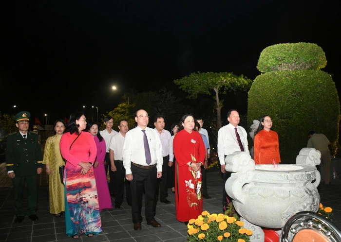 Đồng chí Hồ Thị Hoàng Yến - Ủy viên Ban Chấp hành Trung ương Đảng, Phó Bí thư Thường trực Tỉnh ủy dâng hương Anh hùng liệt sĩ