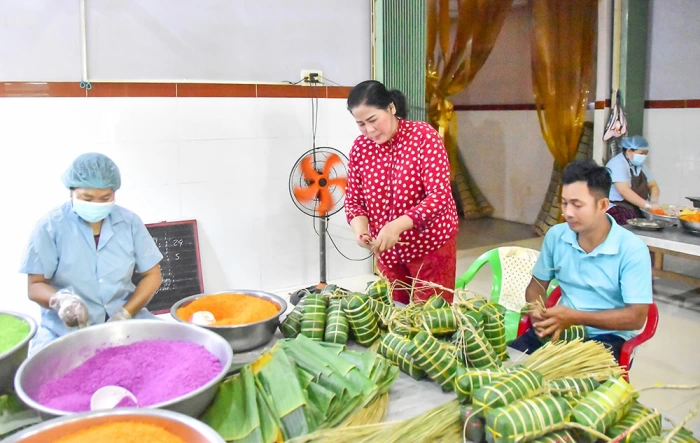 Nhộn nhịp làng nghề bánh tét Trà Cuôn