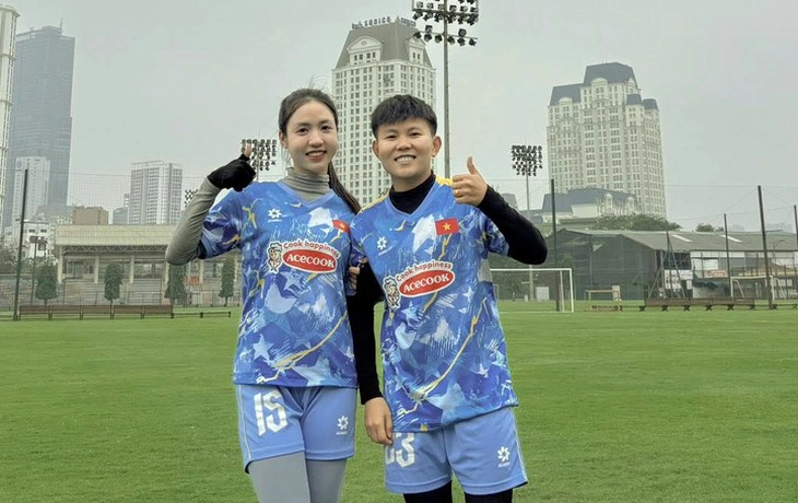 Bích Thùy (phải) và Trần Thị Duyên hào hứng trên sân tập ngày đầu năm mới - Ảnh: FBNV