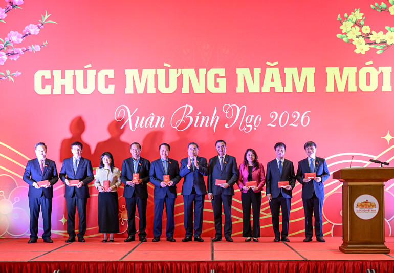 Chủ tịch Quốc hội Trần Thanh Mẫn chúc Tết các Hội đồng Dân tộc, các Ủy ban của Quốc hội. (Ảnh: DUY LINH)
