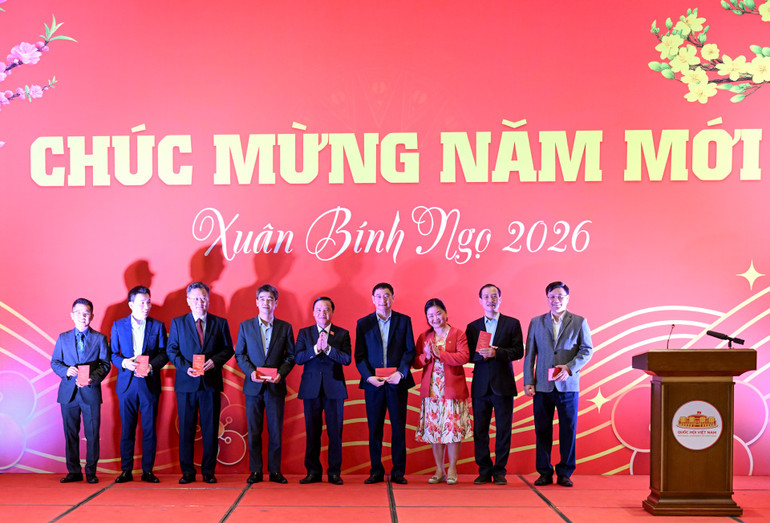 Phó Chủ tịch Quốc hội Nguyễn Đức Hải chúc Tết các đơn vị. (Ảnh: DUY LINH)
