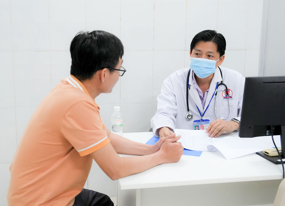 BS Trung Tín tư vấn sức khỏe cho người dân đến khám sức khỏe định kỳ sau Tết.