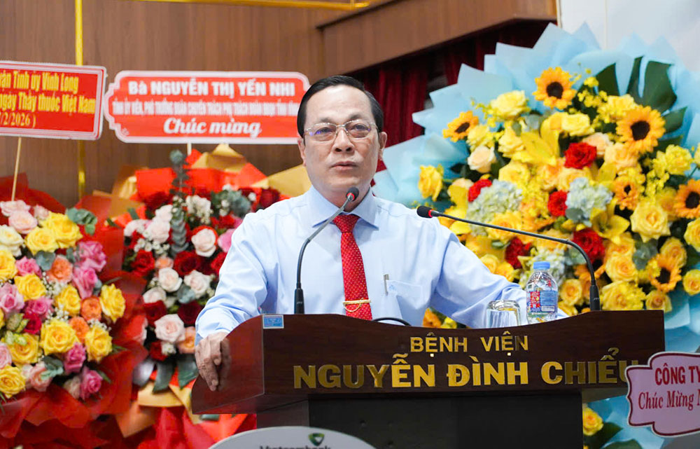 Đồng chí Lâm Minh Đằng - Phó Bí thư Tỉnh ủy phát biểu chúc mừng Ngày Thầy thuốc Việt Nam tại Bệnh viện Nguyễn Đình Chiểu. Ảnh: PHAN HÂN