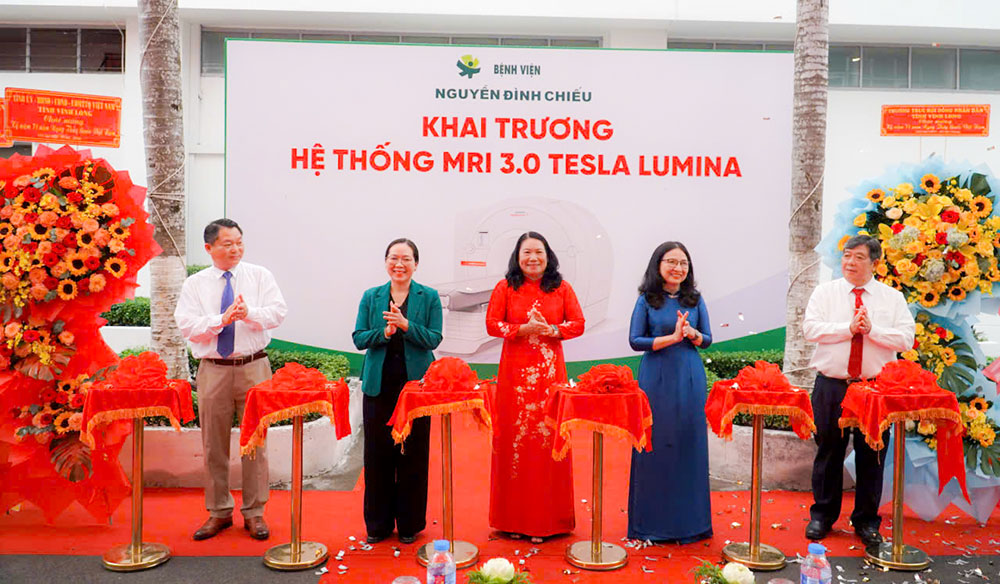 Lãnh đạo và đại biểu cắt băng khánh thành hệ thống chụp cộng hưởng từ MRI 3.0 Tesla Lumina.