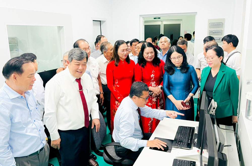 Lãnh đạo tỉnh và đại biểu tham quan hệ thống chụp cộng hưởng từ MRI 3.0 Tesla Lumina.