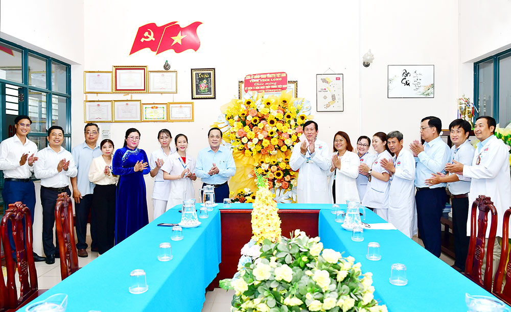 Đồng chí Lâm Minh Đằng và các thành viên đoàn công tác chúc mừng tập thể Bệnh viện Phổi Trà Vinh.