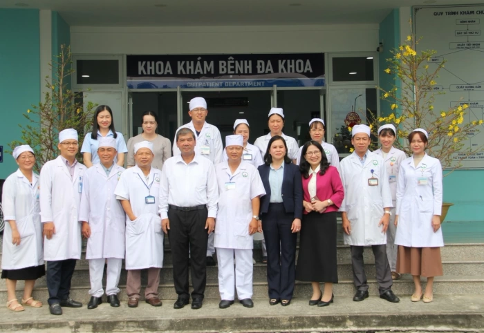 Phó Bí thư Tỉnh ủy Kim Ngọc Thái thăm, chúc Tết Bệnh viện Y Dược cổ truyền Vĩnh Long