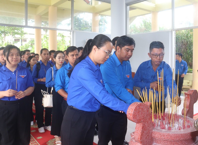 Đoàn dâng hương tưởng niệm các cán bộ, đảng viên đầu tiên và các anh hùng liệt sĩ.