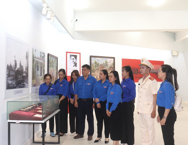 Tìm hiểu về lịch sử Chi bộ Đảng đầu tiên tỉnh Vĩnh Long và công trình Nhà bia.