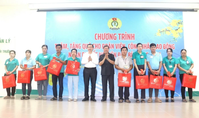 Đồng chí Trần Văn Rón thăm, tặng quà Tết cho đoàn viên, người lao động