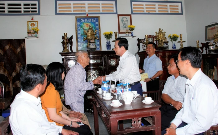 Phó Bí thư Tỉnh ủy Lâm Minh Đằng thăm, chúc Tết Đảng bộ xã Long Hồ và tặng quà gia đình chính sách