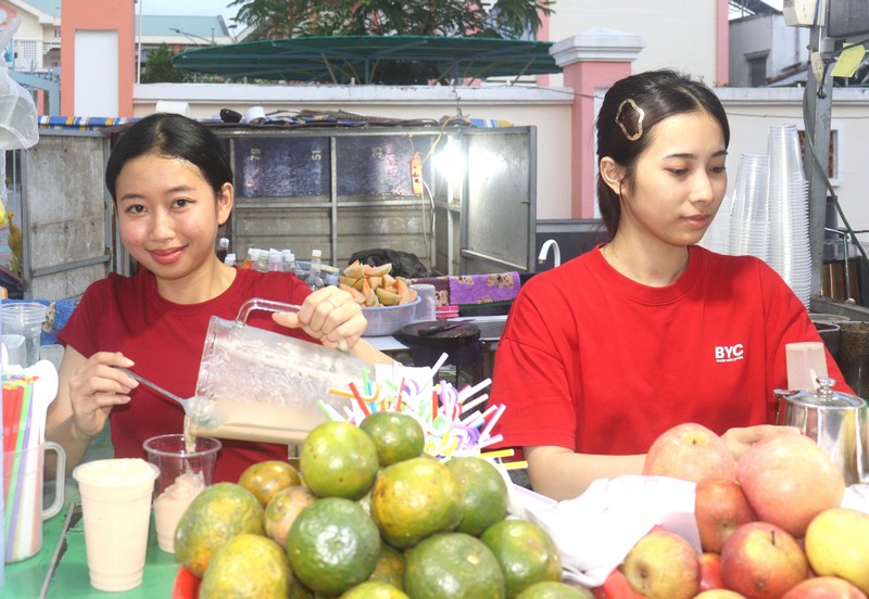 Bạn Đoàn Thị Hồng Trăm (bên trái) và bạn Huỳnh Yến Như có riêng cho mình những dự định ý nghĩa trong năm mới này.