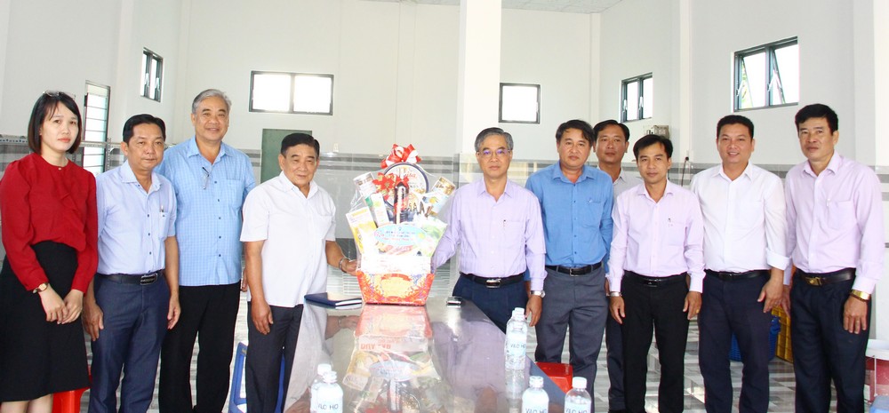 Phó Chủ tịch UBND tỉnh Châu Văn Hòa thăm, chúc Tết HTX sản xuất và tiêu thụ rau an toàn Phước Hậu.