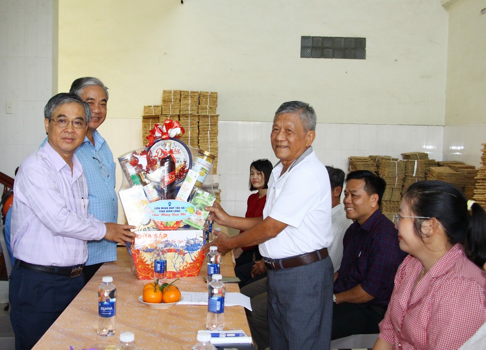 Phó Chủ tịch UBND tỉnh Châu Văn Hòa thăm, chúc Tết HTX gia công sản xuất hàng thủ công mỹ nghệ xuất khẩu An Phú.