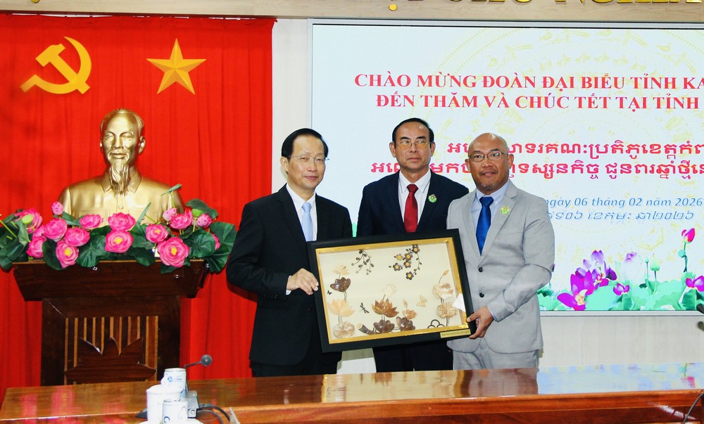 Đồng chí Nguyễn Trúc Sơn– Ủy viên Ban Thường vụ Tỉnh ủy, Phó Chủ tịch UBND tỉnh tặng quà của tỉnh Vĩnh Long cho Ngài Toch Polyva- Phó Tỉnh trưởng tỉnh Kampong Speu.