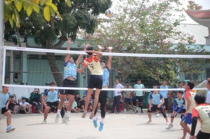 9 đội tham gia giải bóng chuyền chào mừng Tết Quân dân