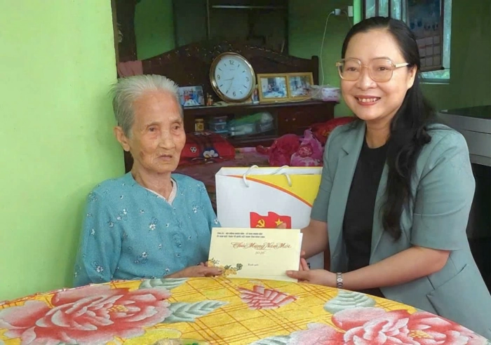 Phó Chủ tịch UBND tỉnh Nguyễn Thị Quyên Thanh thăm, tặng quà Tết cho Mẹ Việt Nam Anh hùng