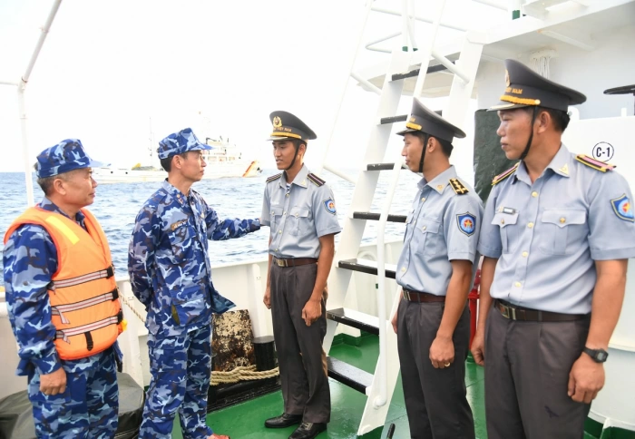 Bộ Tư lệnh Vùng Cảnh sát biển 3 thăm, chúc Tết các lực lượng làm nhiệm vụ trên vùng biển Trường Sa