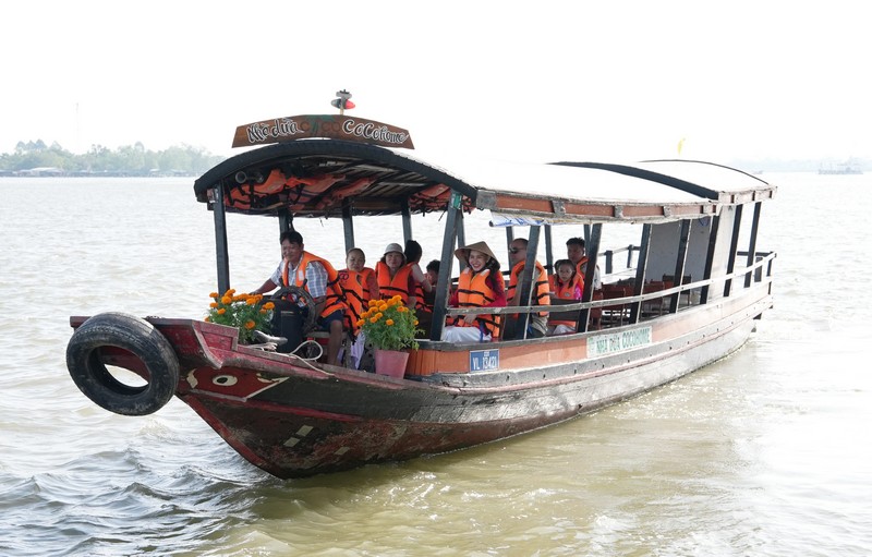 Khách du xuân trong ngày mùng 2 Tết tại Bến cảng hành khách Vĩnh Long.