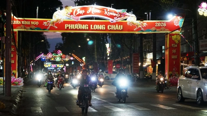 Người dân đổ về trung tâm vui chơi, háo hức chờ xem chương trình nghệ thuật và pháo hoa giao thừa