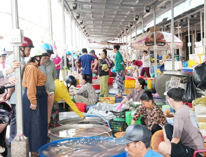 Chợ truyền thống mùng 2 Tết đông đúc, giá thực phẩm tươi tăng nhẹ