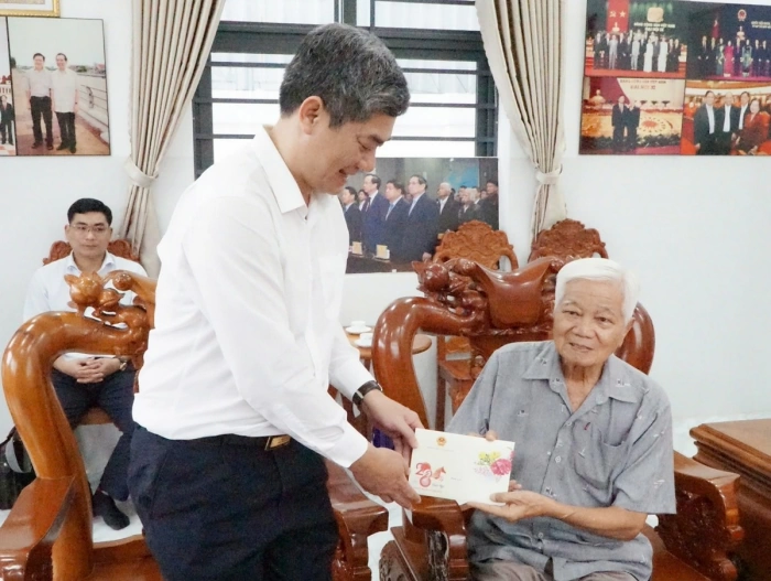 Thứ trưởng Bộ Dân tộc và Tôn giáo tặng quà Tết tại Vĩnh Long