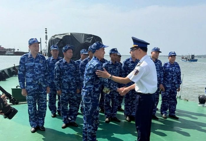 Giữ vững nhịp xuân nơi đầu sóng