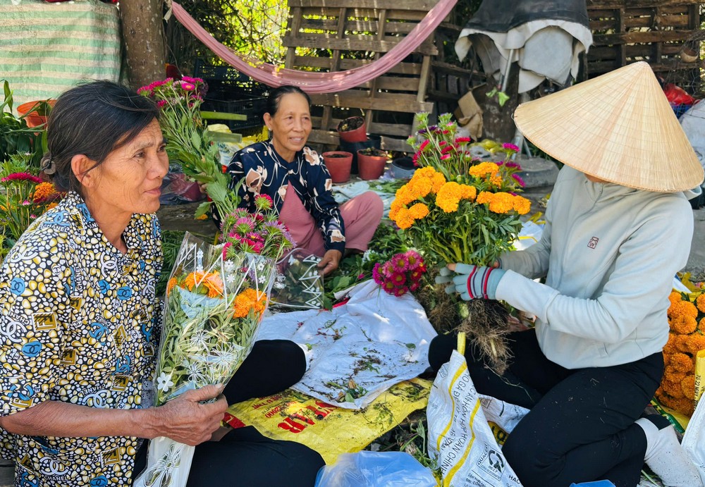 Người bán cẩn thận bó từng nhánh hoa cho khách hàng.