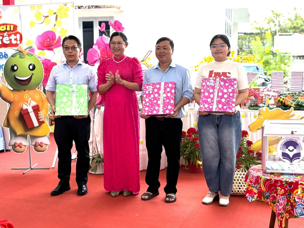 Khán giả bốc thăm trúng thưởng tại lễ tổng kết và trao giải.