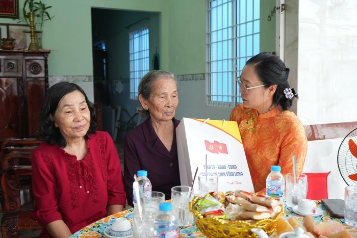 Phó Chủ tịch UBND tỉnh Nguyễn Thị Quyên Thanh tặng quà Tết cho gia đình chính sách