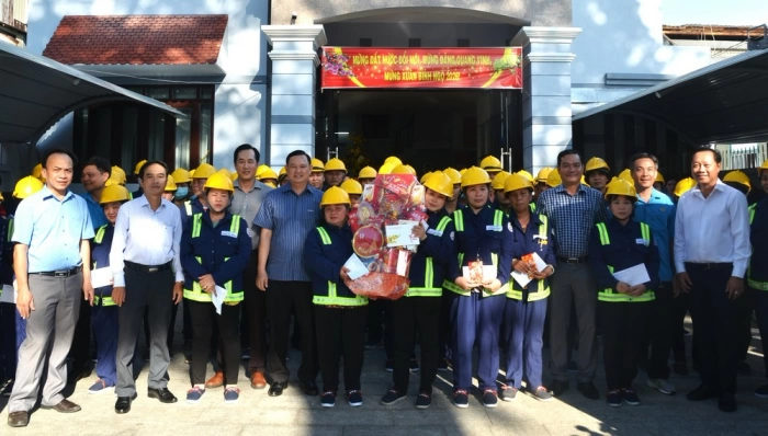 Liên đoàn Lao động tỉnh và phường Phú Khương, Bến Tre thăm hỏi, trao tặng quà công nhân lao động