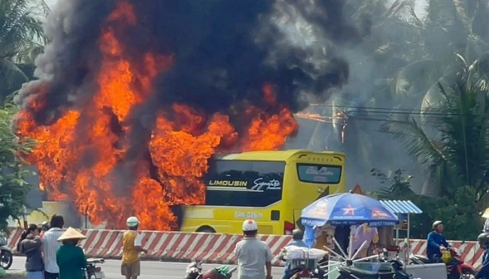 Xe giường nằm bất ngờ bốc cháy, rất may không gây thiệt hại về người