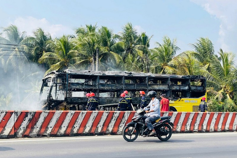 Sau khi dập lửa, chiếc xe gần như cháy rụi.