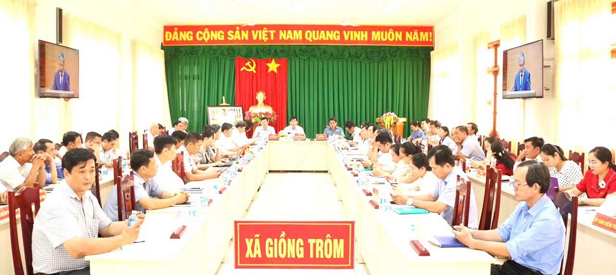 Cán bộ, đảng viên tham gia học tập nghị quyết tại điểm cầu xã Giồng Trôm.