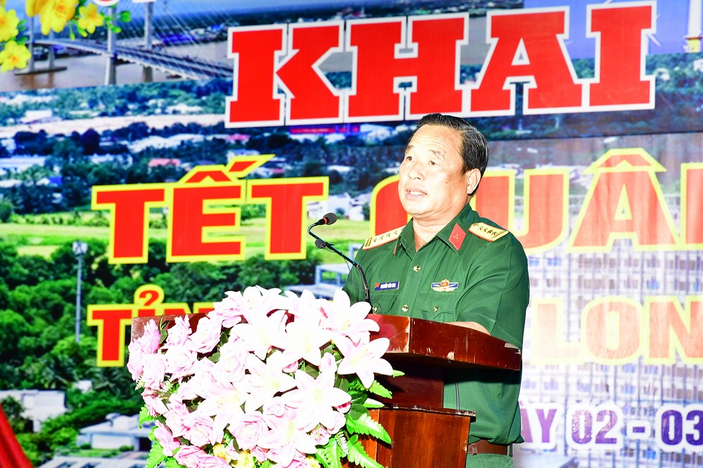 Đại tá Nguyễn Văn Hoa - Tỉnh ủy viên, Chính ủy Bộ CHQS tỉnh phát biểu khai mạc Tết Quân - Dân năm 2026.