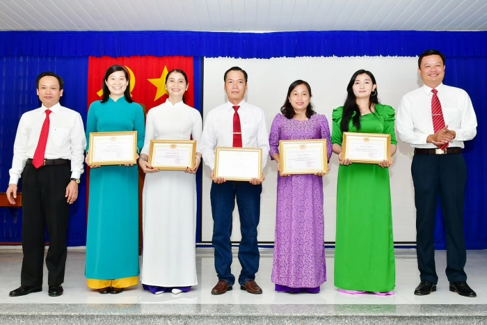 59 học viên hoàn thành lớp Trung cấp lý luận chính trị