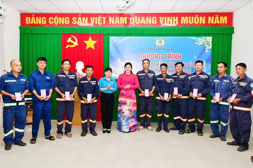 Lãnh đạo Ban Tuyên giáo và Dân vận Tỉnh ủy và Liên đoàn lao động tỉnh tặng quà cho công nhân.