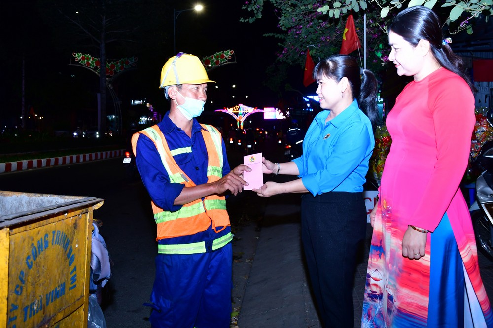 Các đồng chí lãnh đạo đền tận các đường phố nơi công nhân đang làm nhiệm vụ để thăm hỏi, tặng quà.