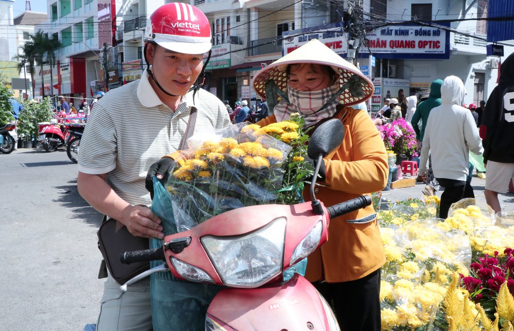 Người dân chọn mua hoa cúc tại chợ hoa xuân phường Trà Vinh.
