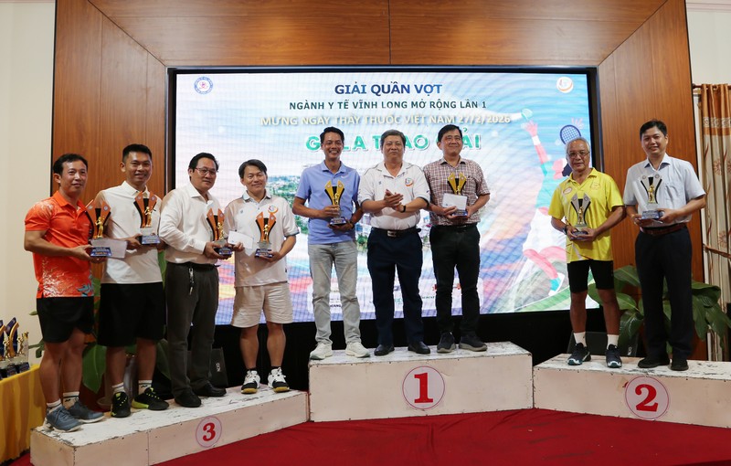 Trao giải nội dung đôi nam lãnh đạo.