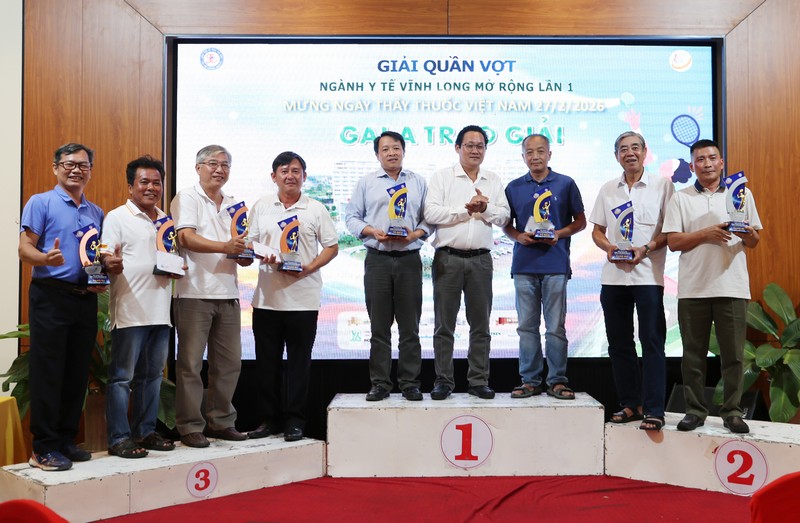 Trao giải nội dung đôi nam trên 50 tuổi.